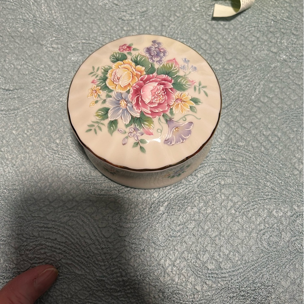 HERITAGE HOUSE | music box